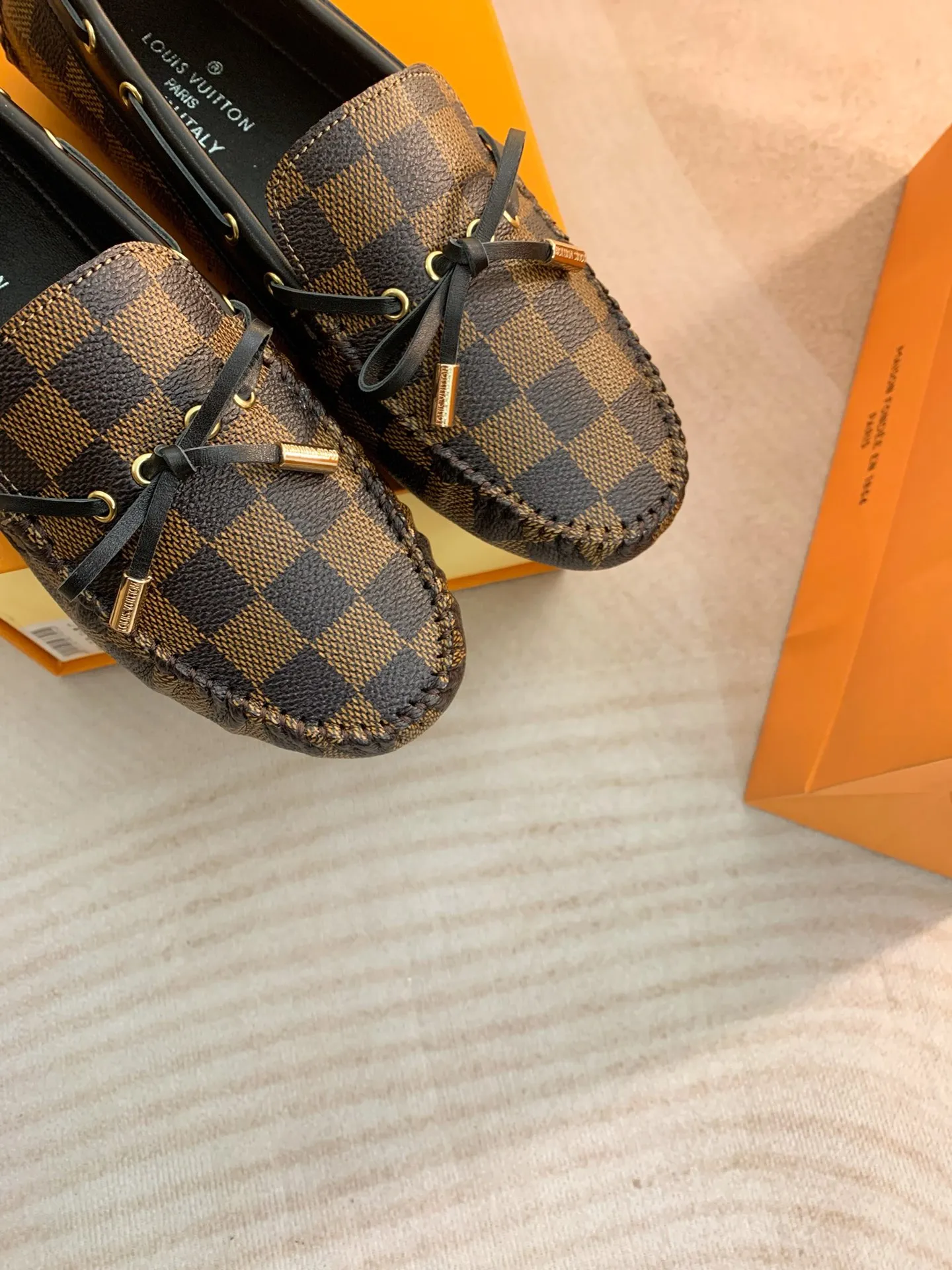 p460💰Couple model❤️🇫🇷 𝙇𝙤𝙪𝙞𝙨 𝙑𝙪𝙞𝙩𝙩𝙤𝙣 🇫🇷Louis Vuitton 2023 Classic𝓛𝓿 𝓣𝓻𝓪𝓲𝓷𝓮𝓻 Sports Series ➪➪➪¯ [Arizona Doudou Shoes Series] ▪️▪️▪️Arizona slip-on shoes are made of Monogram Eclipse canvas. Its hand-painted and dyed edges and hand-sewn uppers fully demonstrate Louis Vuitton's traditional shoemaking craftsmanship. This slip-on shoe is very lightweight. The integrated tongue and upper make it particularly comfortable and flexible. The soft outsole is equipped with rubber padding. Decorated with matching sash. Detailed features: ☑️Monogram Eclipse canvas ☑️Black Eclipse pattern ☑️Hand-painted shoe edges ☑️Hand-sewn uppers (each pair takes time to process) ☑️Integrated tongue and upper construction ☑️Outsole equipped with rubber lining ☑️size: 35_46
